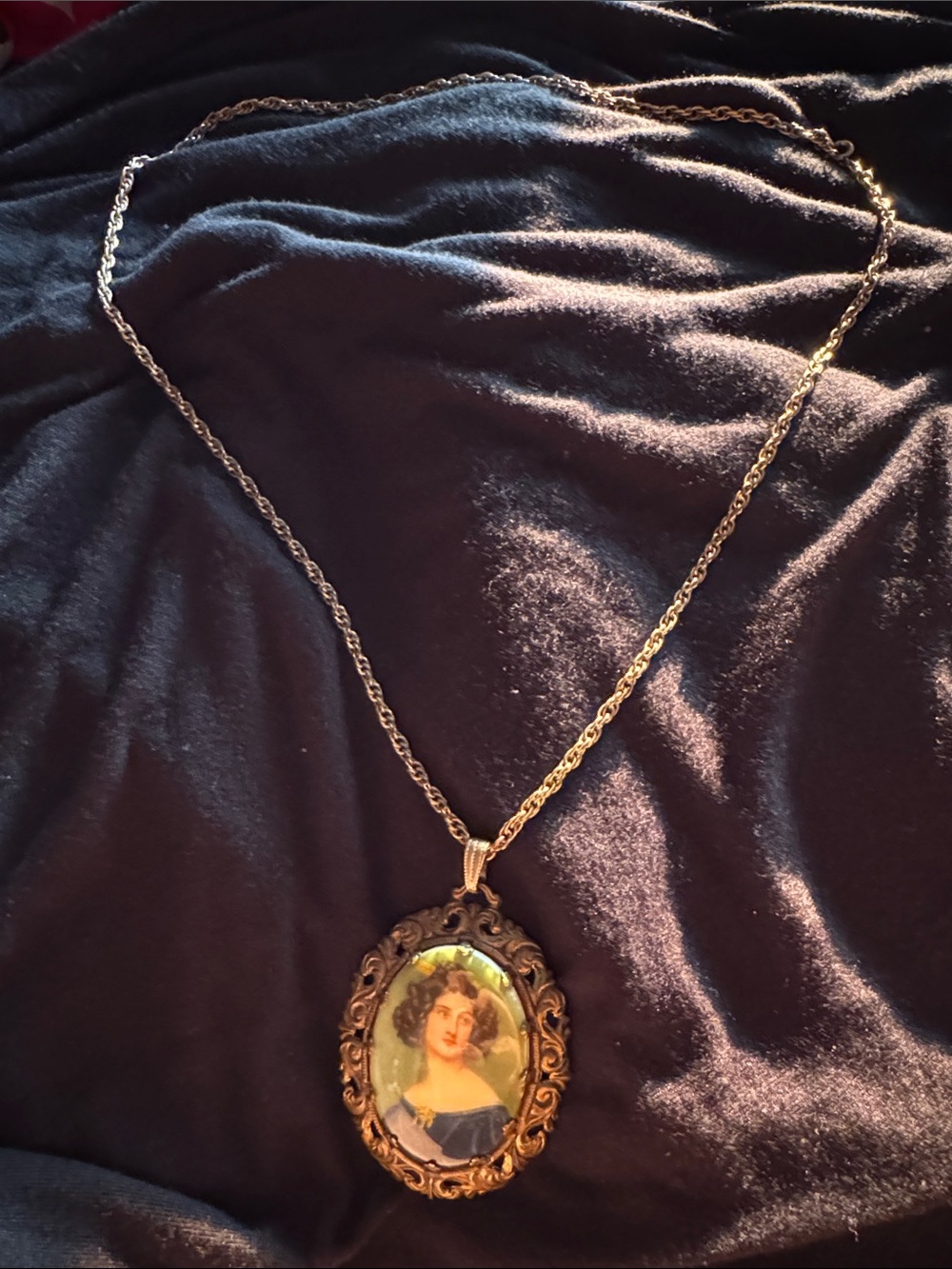 Vintage-Style Gold Portrait Cameo Necklace - Green & Gold
